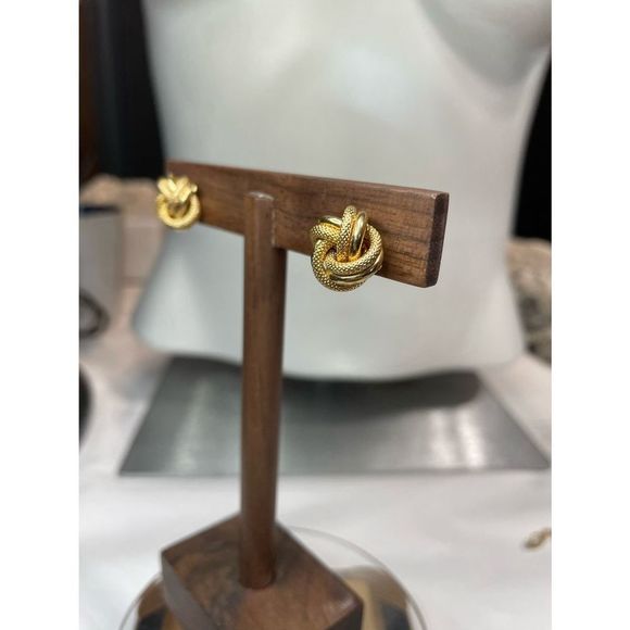 SOLD! 14k yellow gold textured love knot earrings - Picture 7 of 8